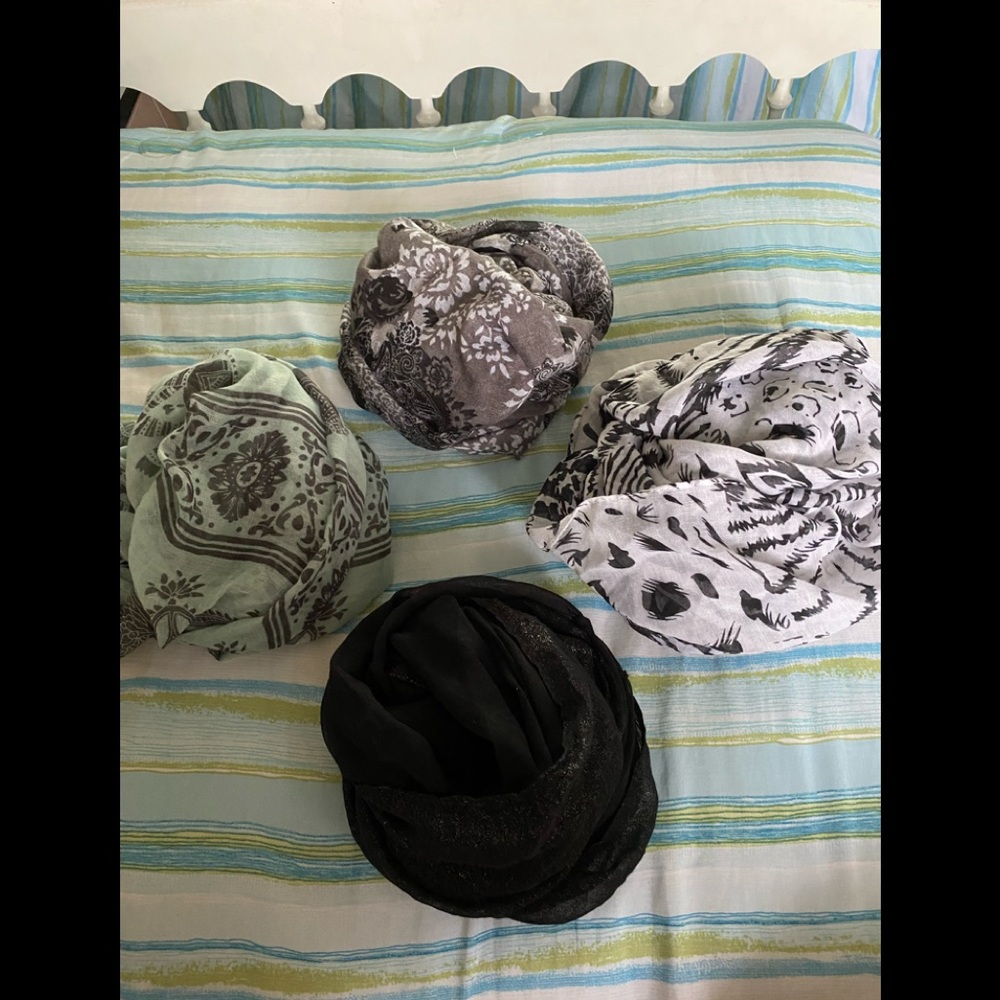 Women’s scarfs